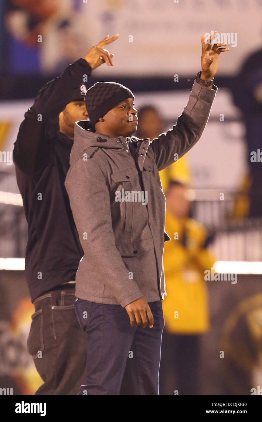 Columbia, Missouri, États-Unis. 30Th Nov, 2013. 30 novembre 2013 Columbia, MO : anciens joueurs du Missouri et les stars de la NFL Jeremy Maclin (avant) et Ziggy Hood sont honorées avant la NCAA football match entre le Missouri Tigers et la Texas A&M Aggies à Faurot Field à Columbia, Missouri. Billy Hurst/CSM/Alamy Live News Banque D'Images