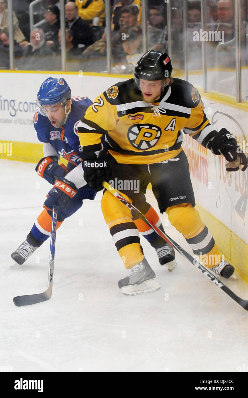 Le 5 novembre 2010 - Lowell, Massachusetts, États-Unis d'Amérique - les Bruins P-largement dominé le jeu offensif de la période, et d'intercepter le son offensive des tigres et zone neutre tente. Le défenseur des Bruins Andrew Bodnarchuk (# 2) (Image Crédit : © Jim Melito/global/ZUMApress.com) Southcreek Banque D'Images