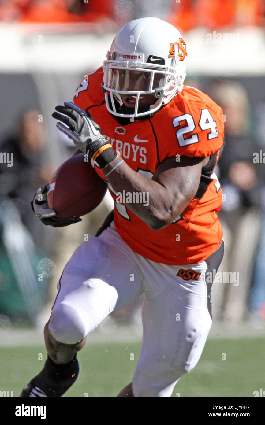 6 novembre 2010 - Stillwater, Oklahoma, United States of America - Kendall Hunter (24) trouve une large voie ouverte à conduire au cours de l'action de jeu. Oklahoma State vaincu Baylor 55-28 dans le jeu à Boones Pickens Stadium. (Crédit Image : © Epicéa Derden/ZUMApress.com) Southcreek/mondial Banque D'Images