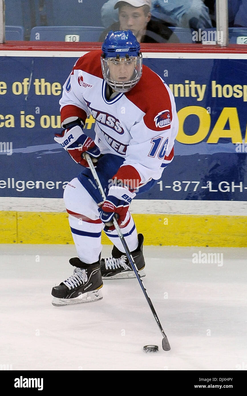 Le 6 novembre, 2010 - Boston, Massachusetts, États-Unis - Le Hobey Baker en lice. UMass Lowell Center David Vallorani (# 10) (Crédit Image : © Jim Melito/global/ZUMAPRESS.com) Southcreek Banque D'Images