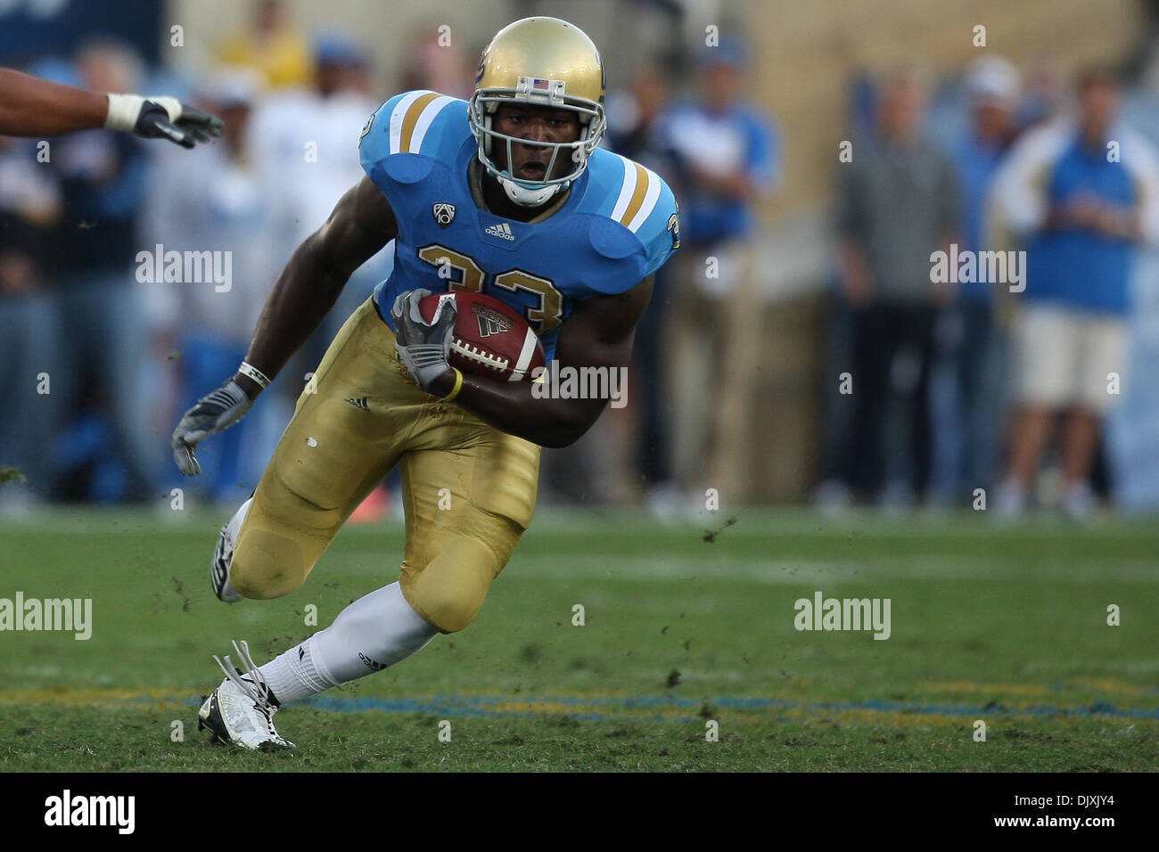 6 novembre 2010 - Pasadena, Californie, États-Unis d'Amérique - running back UCLA Bruins Derrick Coleman # 33 s'exécute la balle au cours de l'UCLA vs jeu de l'état de l'Oregon au Rose Bowl. A mi les deux équipes sont à égalité avec un score de 7-7. (Crédit Image : © Brandon Parry/global/ZUMApress.com) Southcreek Banque D'Images