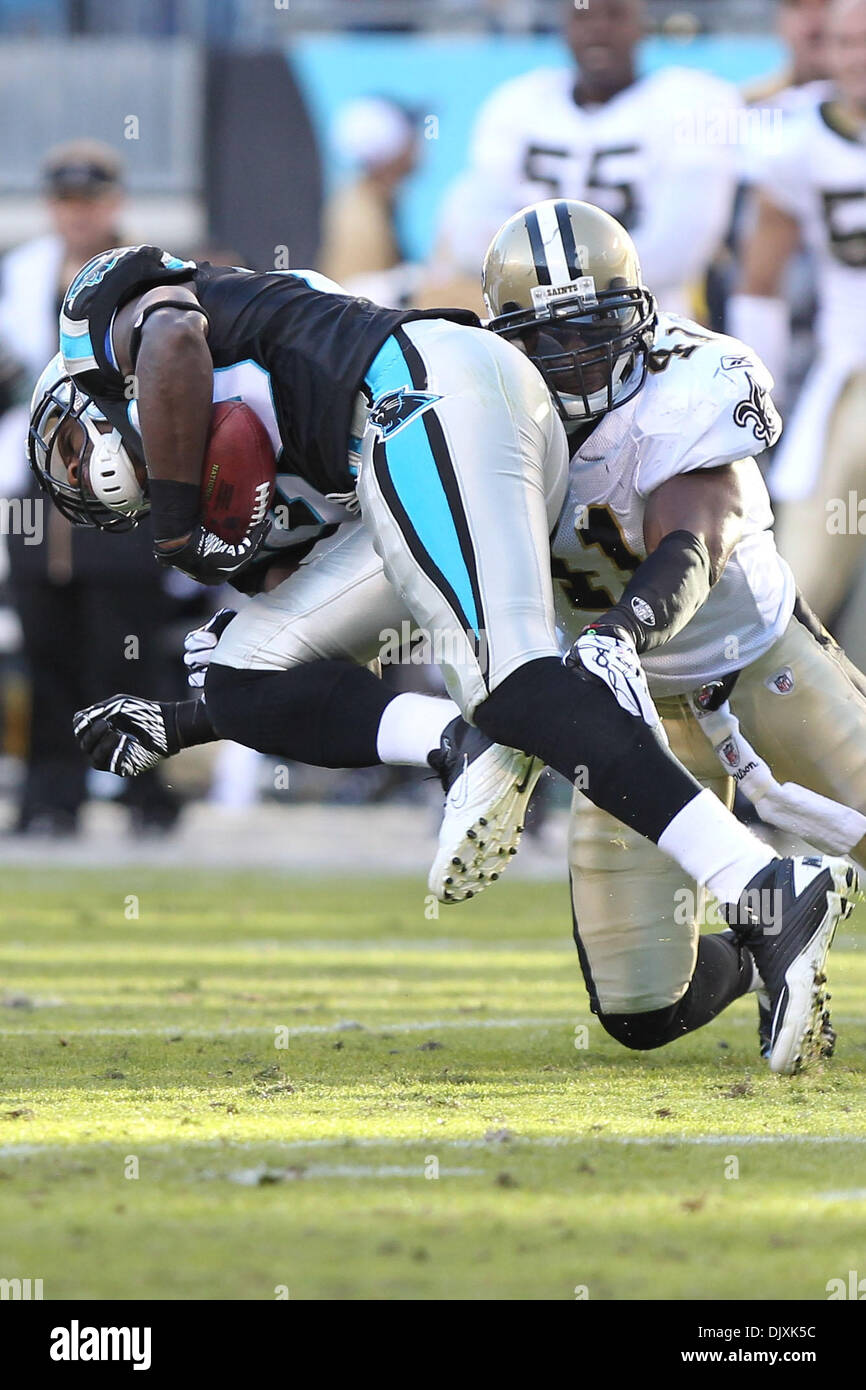 7 novembre, 2010 ; Caroline panthère en marche retour Tyrell Sutton (22) est arrêté par New Orleans Saints Romain sécurité Harper (41) au stade Bank of America à Charlotte, NC. Score à la moitié est Saints 14- Panthers 3..Jim Dedmon/CSM(Image Crédit : © Jim Dedmon/Cal/ZUMApress.com) Media Sport Banque D'Images