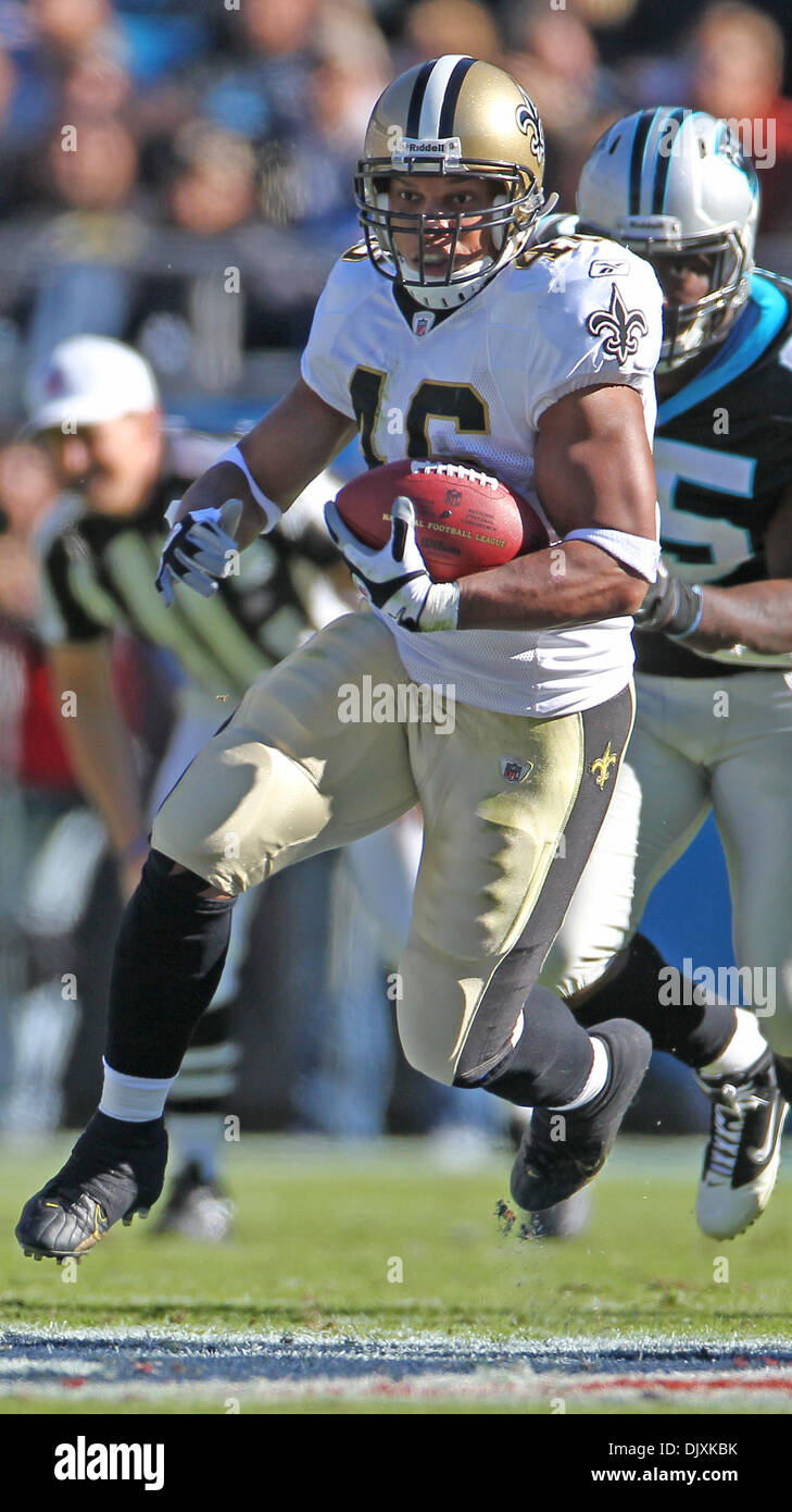 Le 7 novembre 2010 - Charlotte, Caroline du Nord, États-Unis d'Amérique - New Orleans Saints running back Ladell Betts (46) Recherche pour l'exécution d'Ivory dans le jeu entre les New Orleans Saints et les Panthers au stade Bank of America. Les Saints défait les Panthers 34-3. (Crédit Image : © Margaret Bowles/ZUMApress.com) Southcreek/mondial Banque D'Images