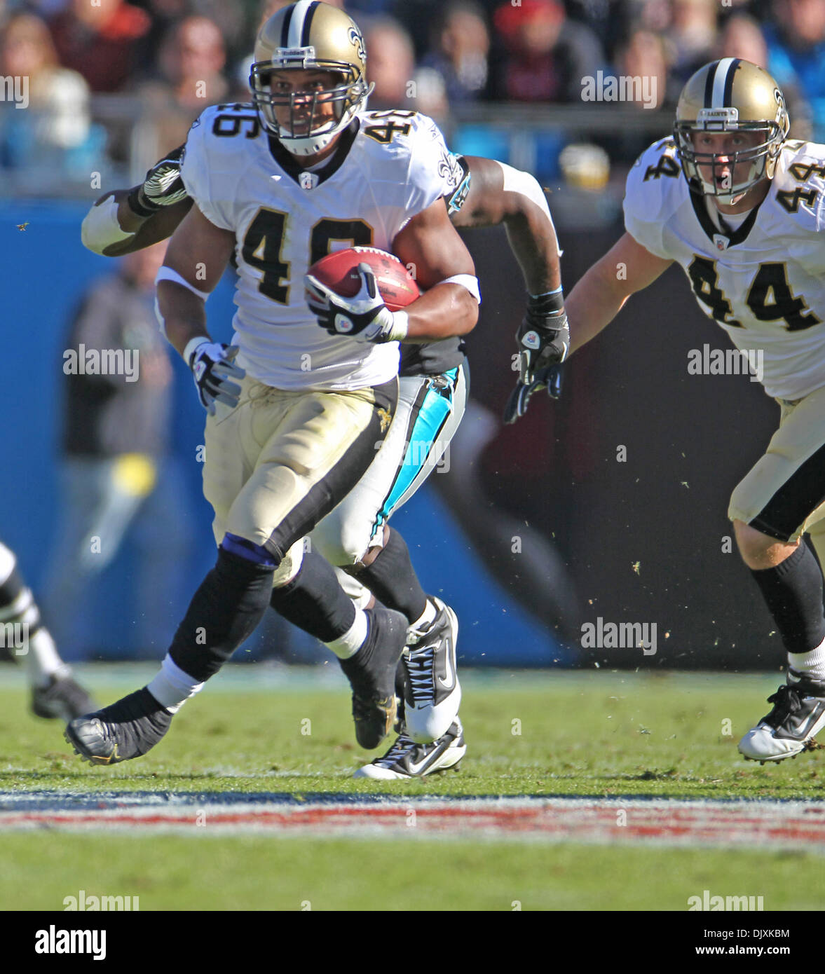 Le 7 novembre 2010 - Charlotte, Caroline du Nord, États-Unis d'Amérique - New Orleans Saints running back Ladell Betts (46) Recherche pour l'exécution d'Ivory dans le jeu entre les New Orleans Saints et les Panthers au stade Bank of America. Les Saints défait les Panthers 34-3. (Crédit Image : © Margaret Bowles/ZUMApress.com) Southcreek/mondial Banque D'Images