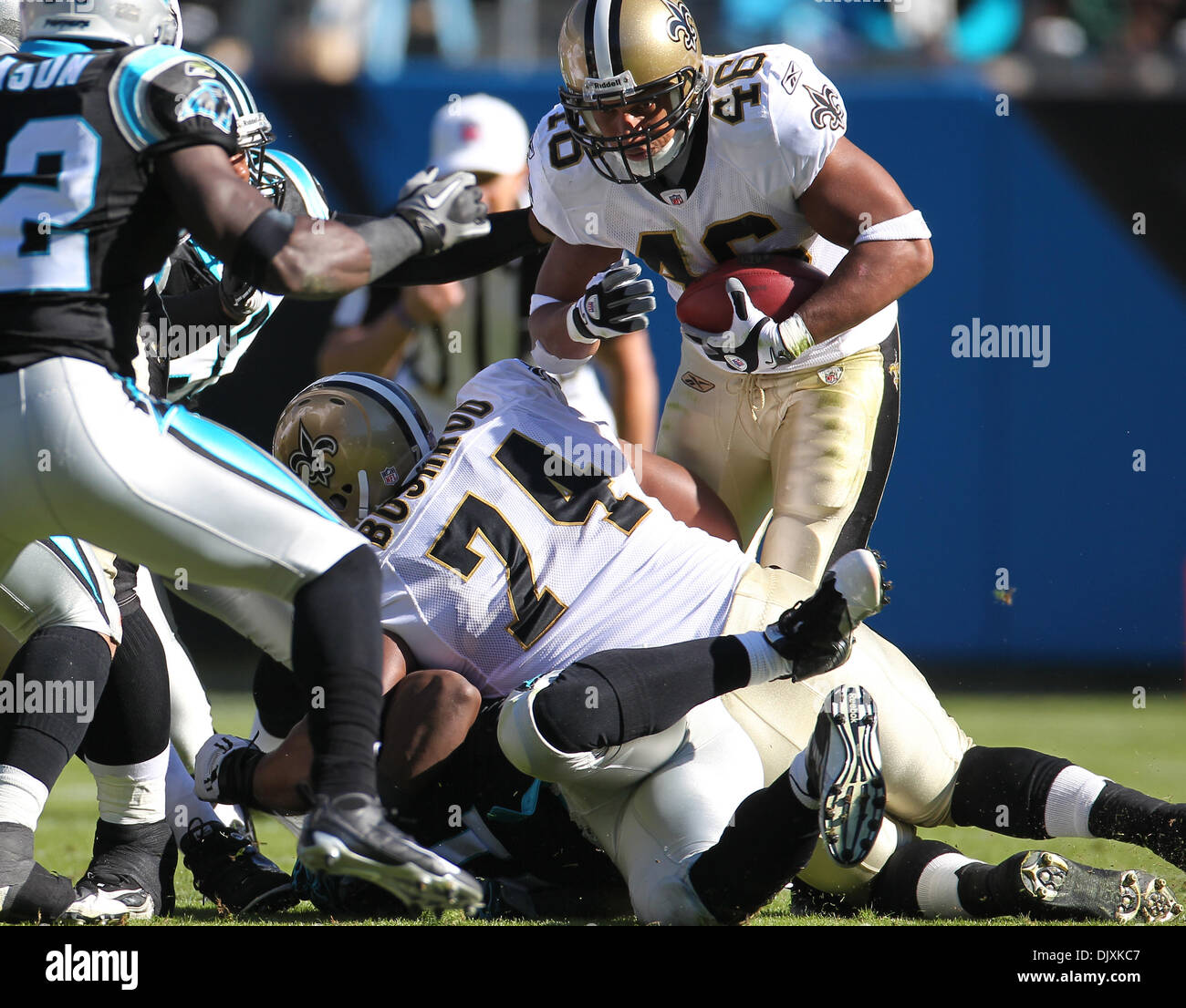 Le 7 novembre 2010 - Charlotte, Caroline du Nord, États-Unis d'Amérique - New Orleans Saints running back Ladell Betts (46) Recherche pour l'exécution d'Ivory dans le jeu entre les New Orleans Saints et les Panthers au stade Bank of America. Les Saints défait les Panthers 34-3. (Crédit Image : © Margaret Bowles/ZUMApress.com) Southcreek/mondial Banque D'Images