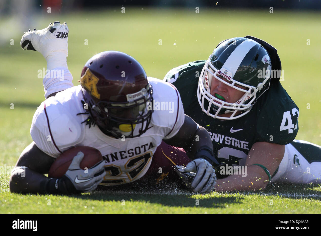 Le 7 novembre 2010 - East Lansing, Michigan, États-Unis d'Amérique - Michigan State Spartans linebacker Eric Gordon (43) s'attaque à Minnesota Golden Gophers Duane running back Bennett au Spartan Stadium. MSU a battu Minnesota 31 -8 (crédit Image : © Rey Del Rio/ZUMApress.com) Southcreek/mondial Banque D'Images