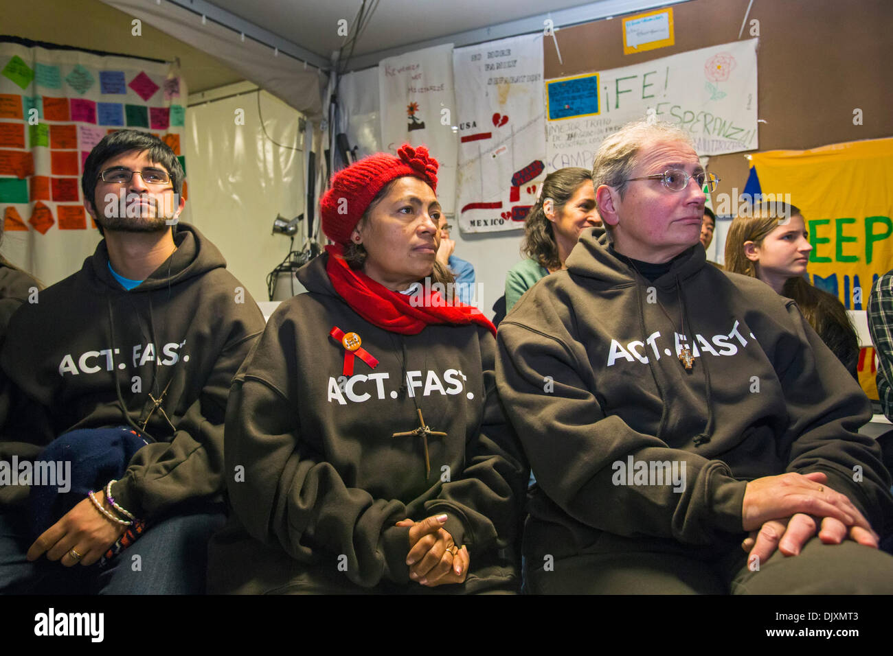 Washington, DC, USA. La réforme de l'Immigration participent des militants d'une manière rapide pour les familles, une grève de la faim visant à faire pression sur la chambre des représentants des États-Unis de voter sur la réforme de l'immigration Projet de loi. Les grévistes de la faim sont dans une tente sur le Mall, près de la capitale américaine. Crédit : Jim West/Alamy Live News Banque D'Images