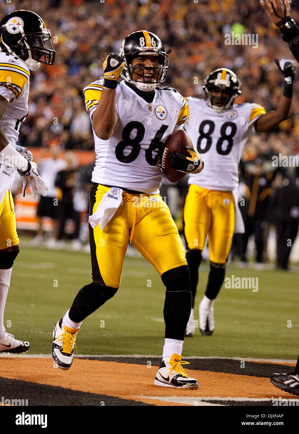 8 novembre 2010 - Cincinnati, Ohio, États-Unis d'Amérique - Pittsburgh le receveur Hines Ward (86) marque un premier semestre le touchdown vs bengals de Stade Paul Brown. Les Steelers mènent à la moitié de 20 à 7. (Crédit Image : © Wayne/Litmer ZUMApress.com) Southcreek/mondial Banque D'Images