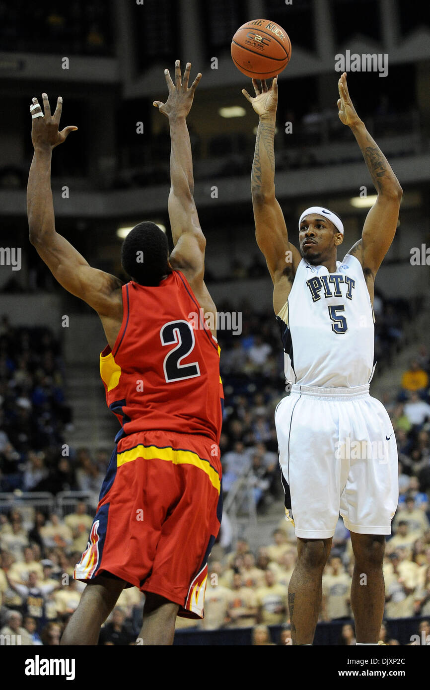 11 novembre 2010 - Pittsburgh, Pennsylvanie, États-Unis d'Amérique - PITT avant senior GILBERT BROWN (5 hits) un pointeur sur 3 haut de Université d'Illinois-Chicago hauts PAUL CARTER (2) dans la première moitié comme les Panthers prendre sur les flammes à l'Petersen Events Center à Pittsburgh, PA....défaite des Panthers les flammes 97-54 (crédit Image : © Dean Beattie/Southcreek/ Mondial Banque D'Images