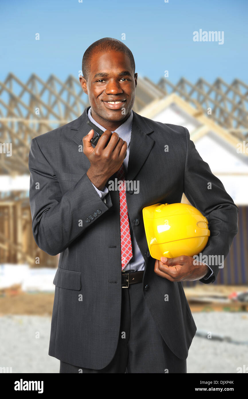 African American construction manager holding et casque de chantier à la radio Banque D'Images