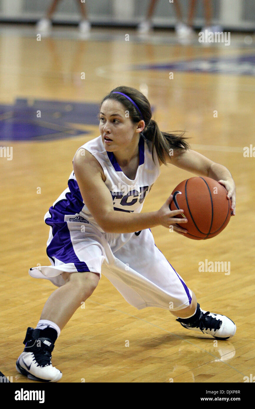 12 novembre 2010 - Fort Worth, Texas, États-Unis d'Amérique - TCU Horned Frogs Guard Meagan Henson # 5 de basket-ball au cours de l'action au Coliseum Daniel-Meyer à Fort Worth, Texas. TCU bat Houston Baptist 96-38 (crédit Image : © Andrew Dieb/global/ZUMApress.com) Southcreek Banque D'Images