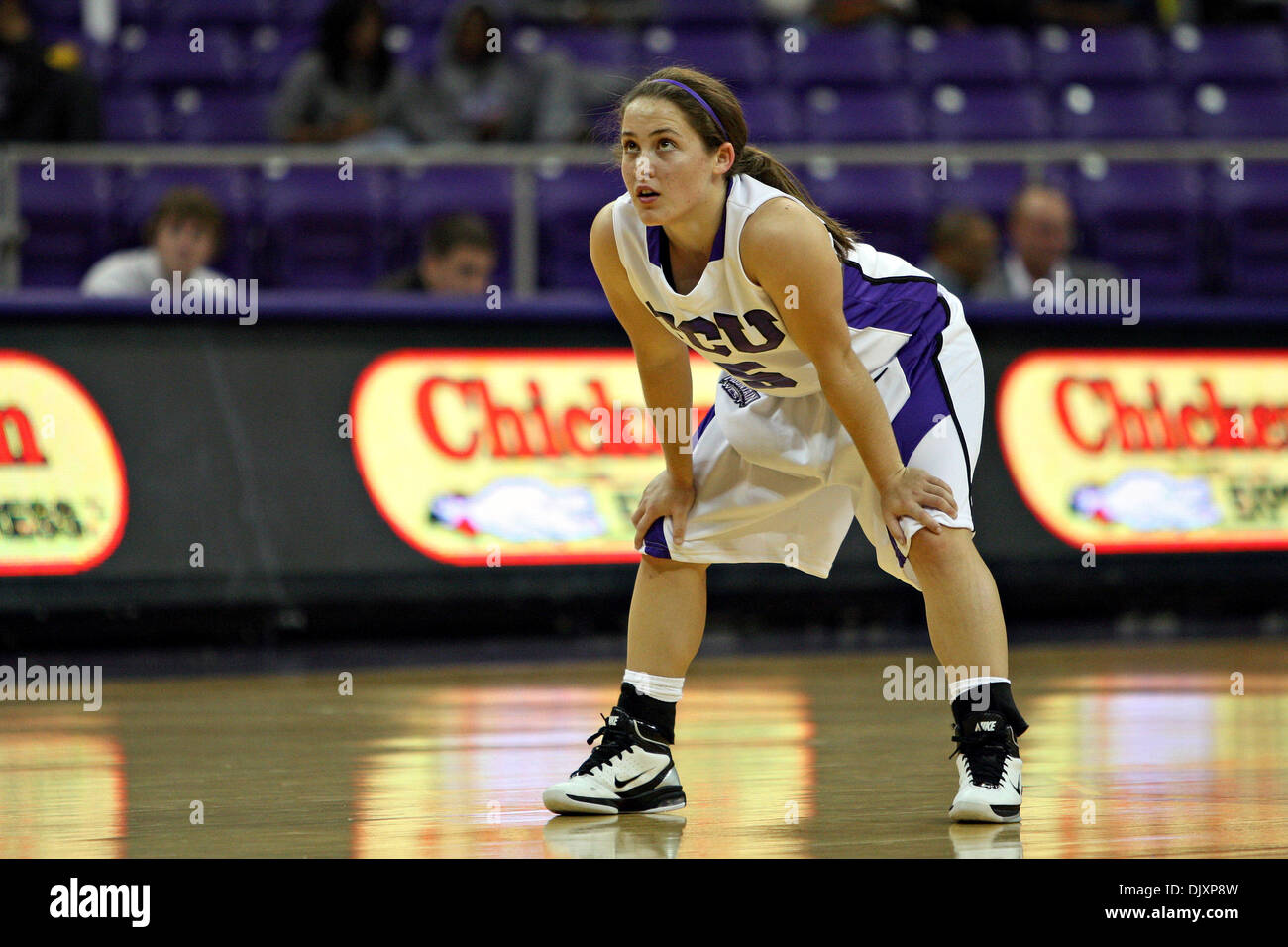12 novembre 2010 - Fort Worth, Texas, États-Unis d'Amérique - TCU Horned Frogs Guard Meagan Henson # 5 de basket-ball au cours de l'action au Coliseum Daniel-Meyer à Fort Worth, Texas. TCU bat Houston Baptist 96-38 (crédit Image : © Andrew Dieb/global/ZUMApress.com) Southcreek Banque D'Images