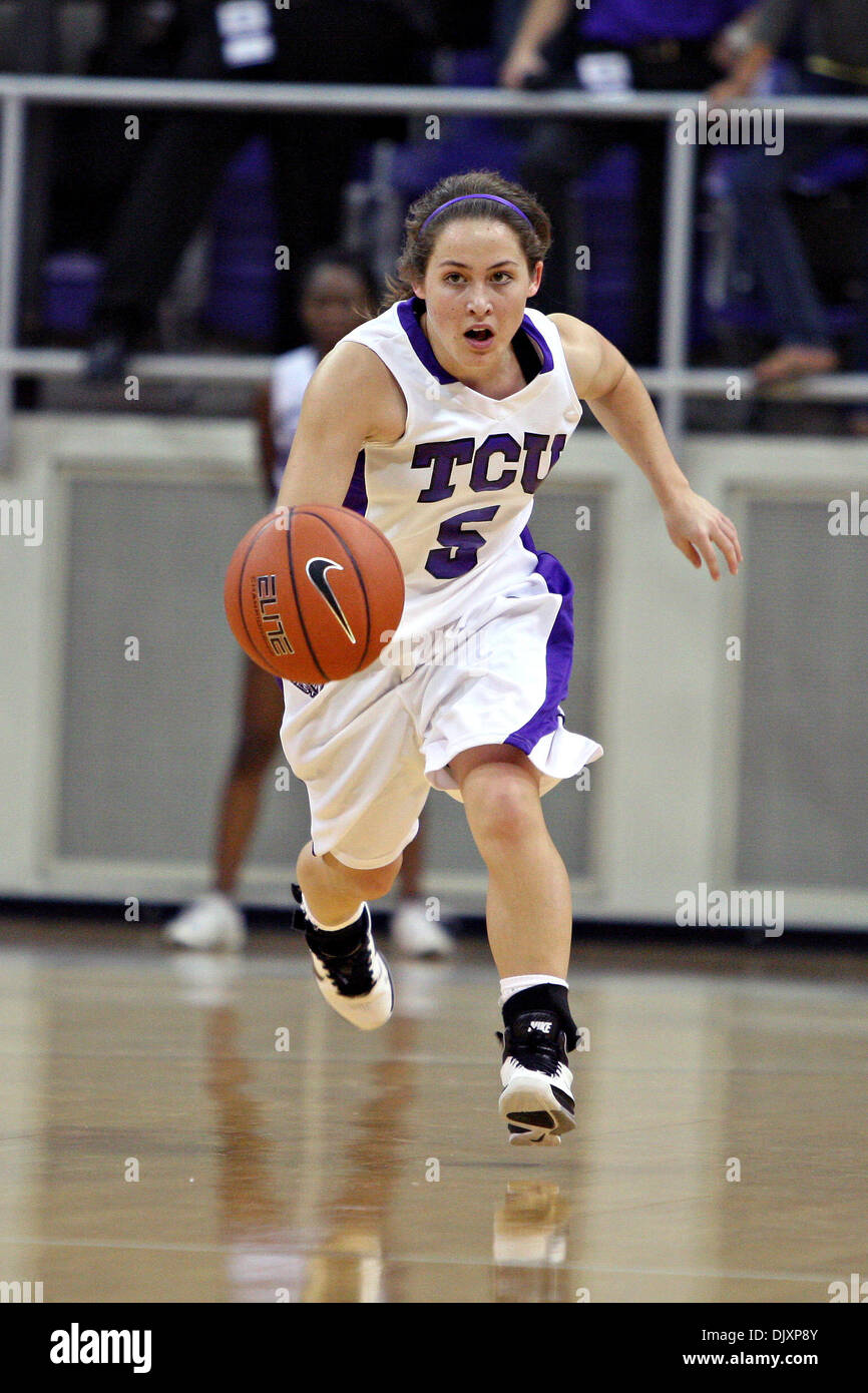 12 novembre 2010 - Fort Worth, Texas, États-Unis d'Amérique - TCU Horned Frogs Guard Meagan Henson # 5 de basket-ball au cours de l'action au Coliseum Daniel-Meyer à Fort Worth, Texas. TCU bat Houston Baptist 96-38 (crédit Image : © Andrew Dieb/global/ZUMApress.com) Southcreek Banque D'Images