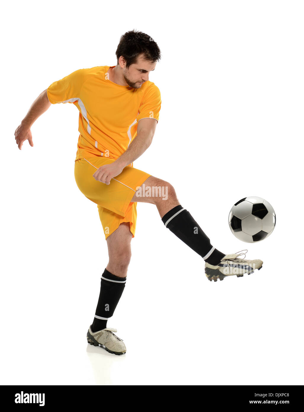 Soccer player kicking ball isolé sur fond blanc Banque D'Images