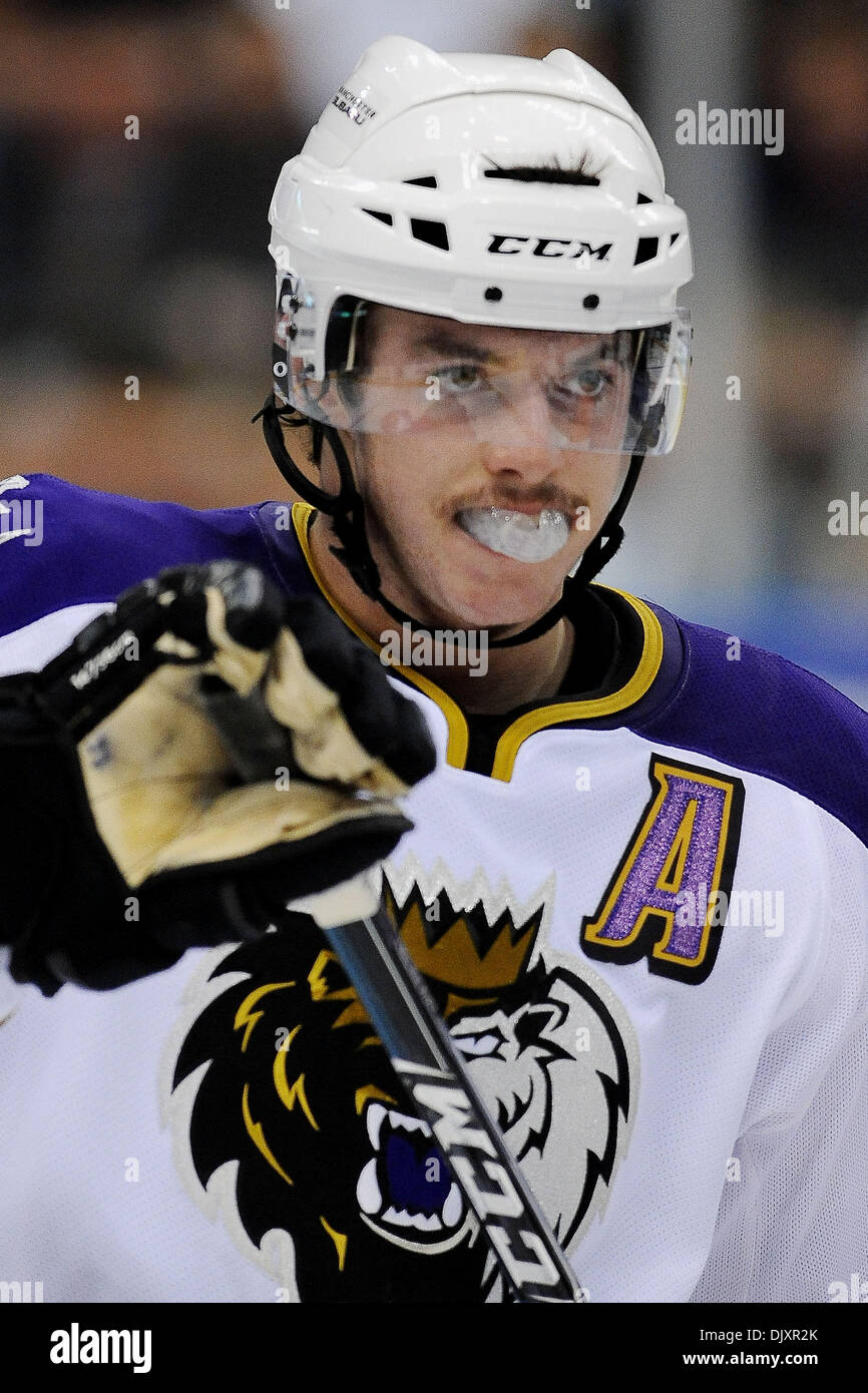 12 novembre 2010 - Manchester, New Hampshire, United States of America - Sharks de Worcester a marqué deux buts en deuxième période pour aller jusqu'au 2-0 monarques. Le défenseur Thomas Hickey monarques (# 37) (Crédit Image : © Jim Melito/global/ZUMApress.com) Southcreek Banque D'Images