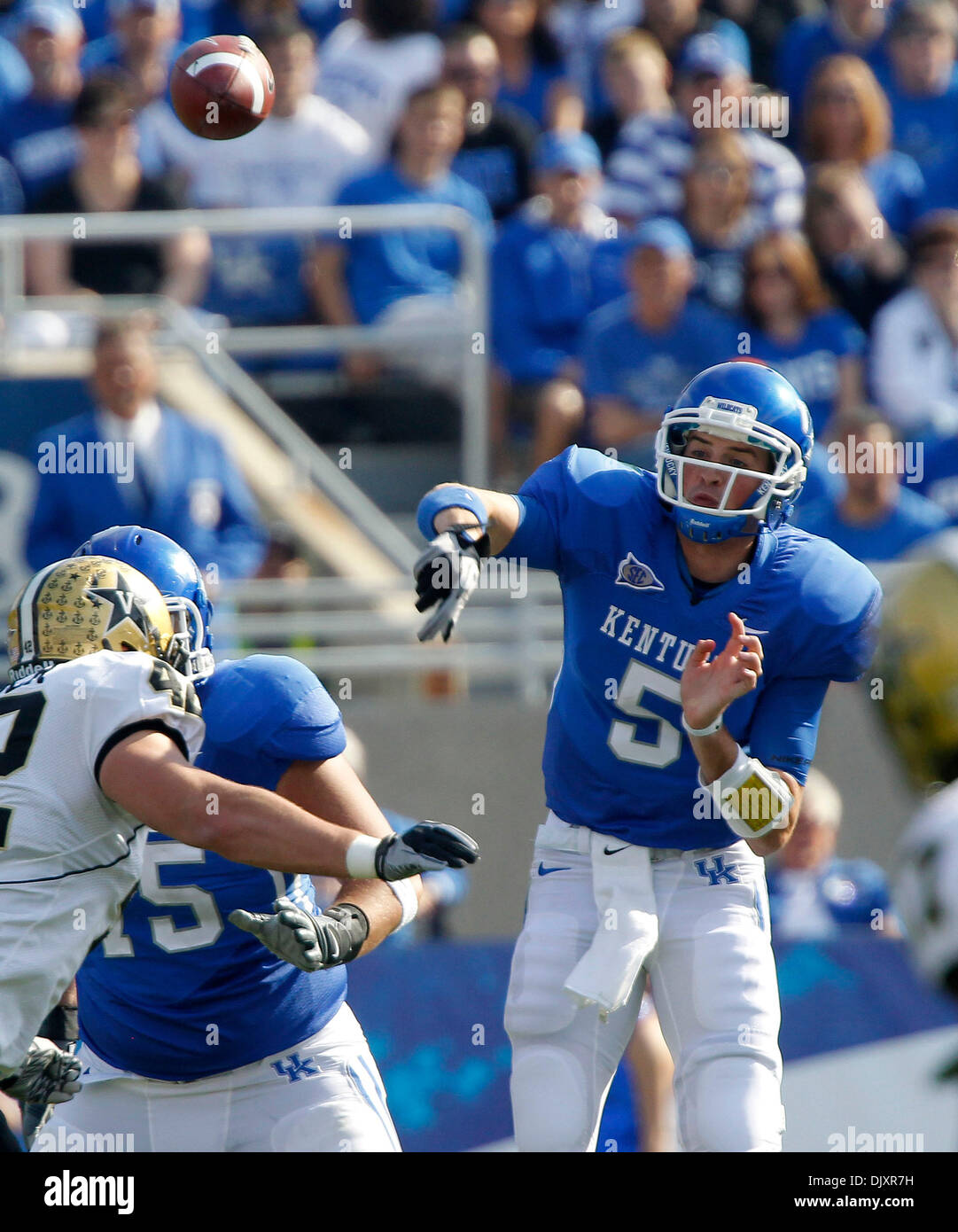 13 novembre 2010 - Lexington, Kentucky, USA - Kentucky Wildcats quarterback Mike Hartline (5) a lancé vers au deuxième trimestre comme UK joué Vanderbilt le samedi 13 novembre 2010 à Lexington, KY. Photo par Mark Cornelison | Personnel. (Crédit Image : © Lexington Herald-Leader/ZUMApress.com) Banque D'Images