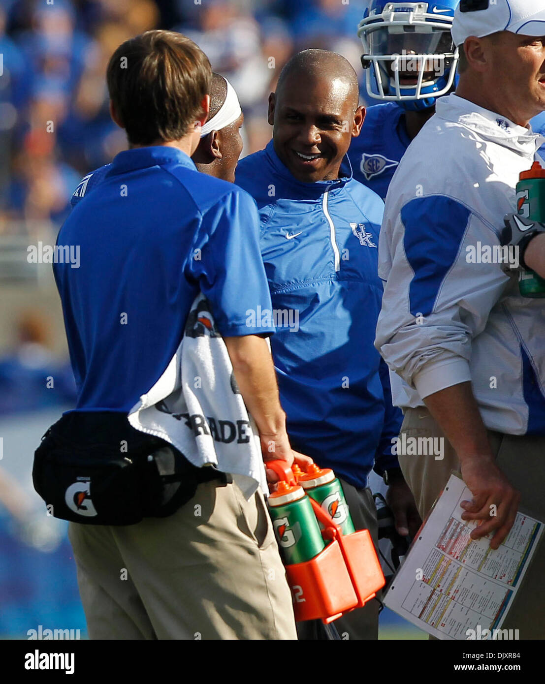 13 novembre 2010 - Lexington, Kentucky, USA - California coach Joker Phillips était heureux dans le caucus au troisième trimestre, UK défait Vanderbilt 38-20 le samedi 13 novembre 2010 à Lexington, KY. Photo par Mark Cornelison | Personnel. (Crédit Image : © Lexington Herald-Leader/ZUMApress.com) Banque D'Images