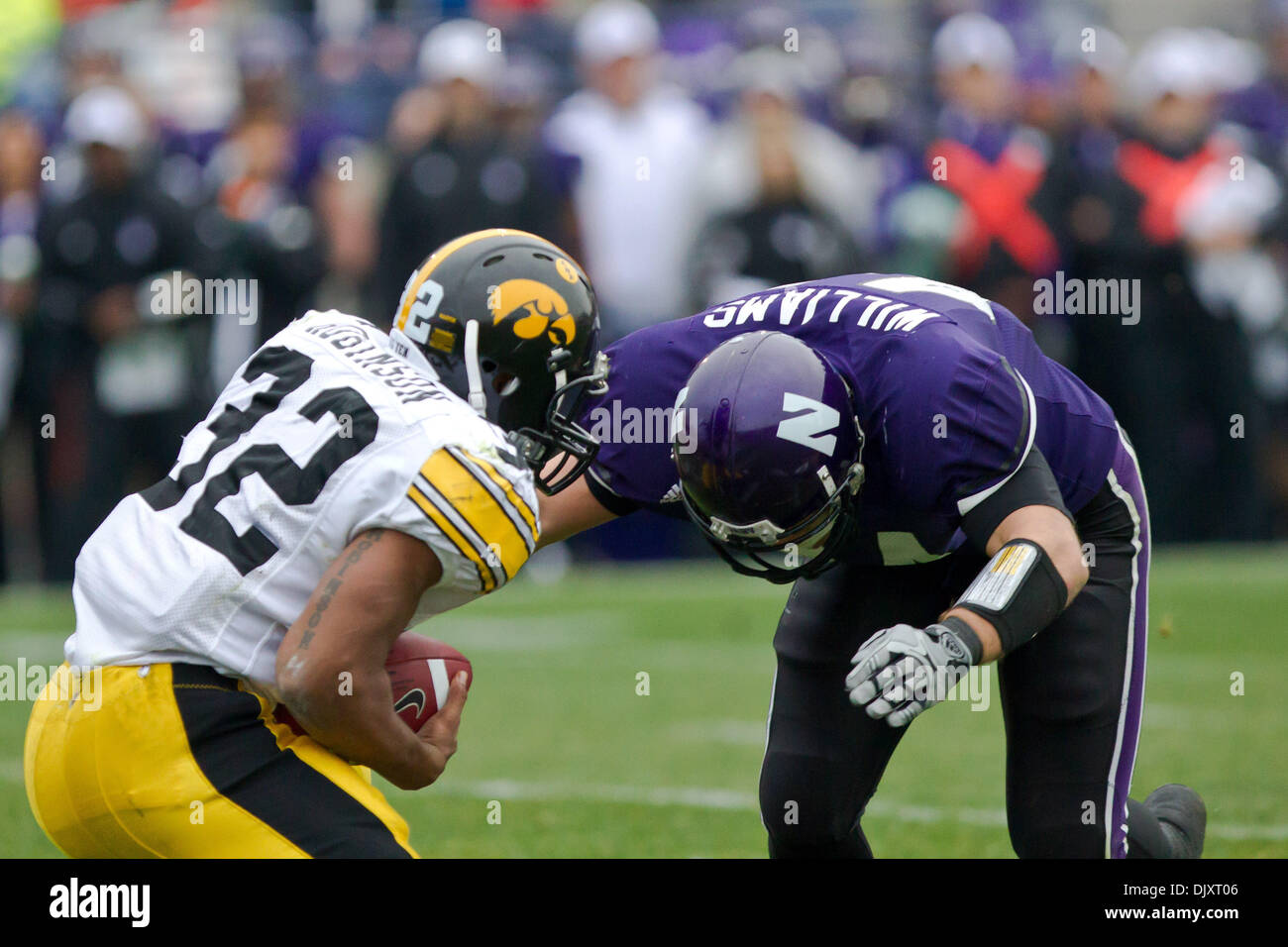 13 novembre 2010 - Evanston, Illinois, États-Unis d'Amérique - Iowa running back Adam Robinson (32) est abordé par le nord-ouest de linebacker Nate Williams (44) durant la première moitié de l'action NCAA football match entre l'Iowa Hawkeyes et le nord-ouest à des Wildcats Ryan Field à Evanston, IL. A la mi-temps le nord-ouest de l'Iowa mène 7-3. (Crédit Image : © Geoffrey Siehr/Southcreek Globa Banque D'Images