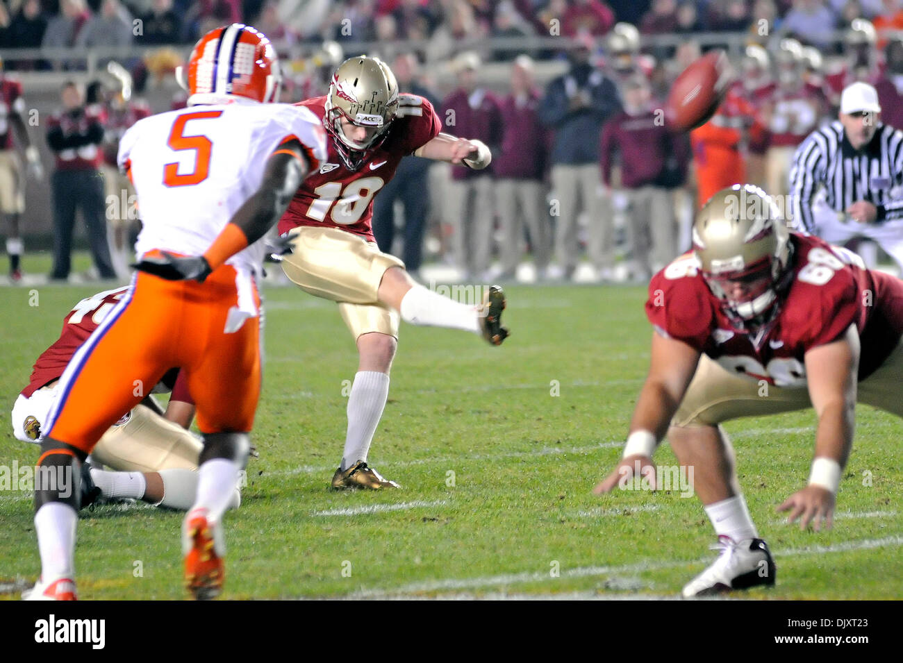 13 novembre 2010 - Tallahassee, Floride, États-Unis d'Amérique - 13 novembre 2010 : . Florida State PK Dustin Hopkins (18) 55 exercices d'un FG de cour comme le temps écoulé pour donner une victoire sur l'AUS Clemson. FSU défait Clemson16-13 à Doak Campbell Stadium à Tallahassee, Floride. (Crédit Image : © Mike Olivella/ZUMApress.com) Banque D'Images