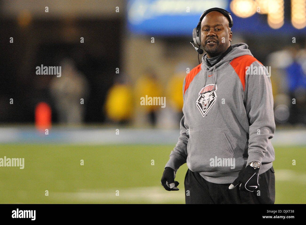 13 novembre 2010 - Colorado Springs, Colorado, États-Unis d'Amérique - Nouveau Mexique entraîneur Mike Locksley marche sur sur le terrain. L'Air Force Falcons défait le New Mexico Lobos par un score de 48-23 au stade de Falcon. (Crédit Image : © Andrew Fielding/ZUMApress.com) Southcreek/mondial Banque D'Images