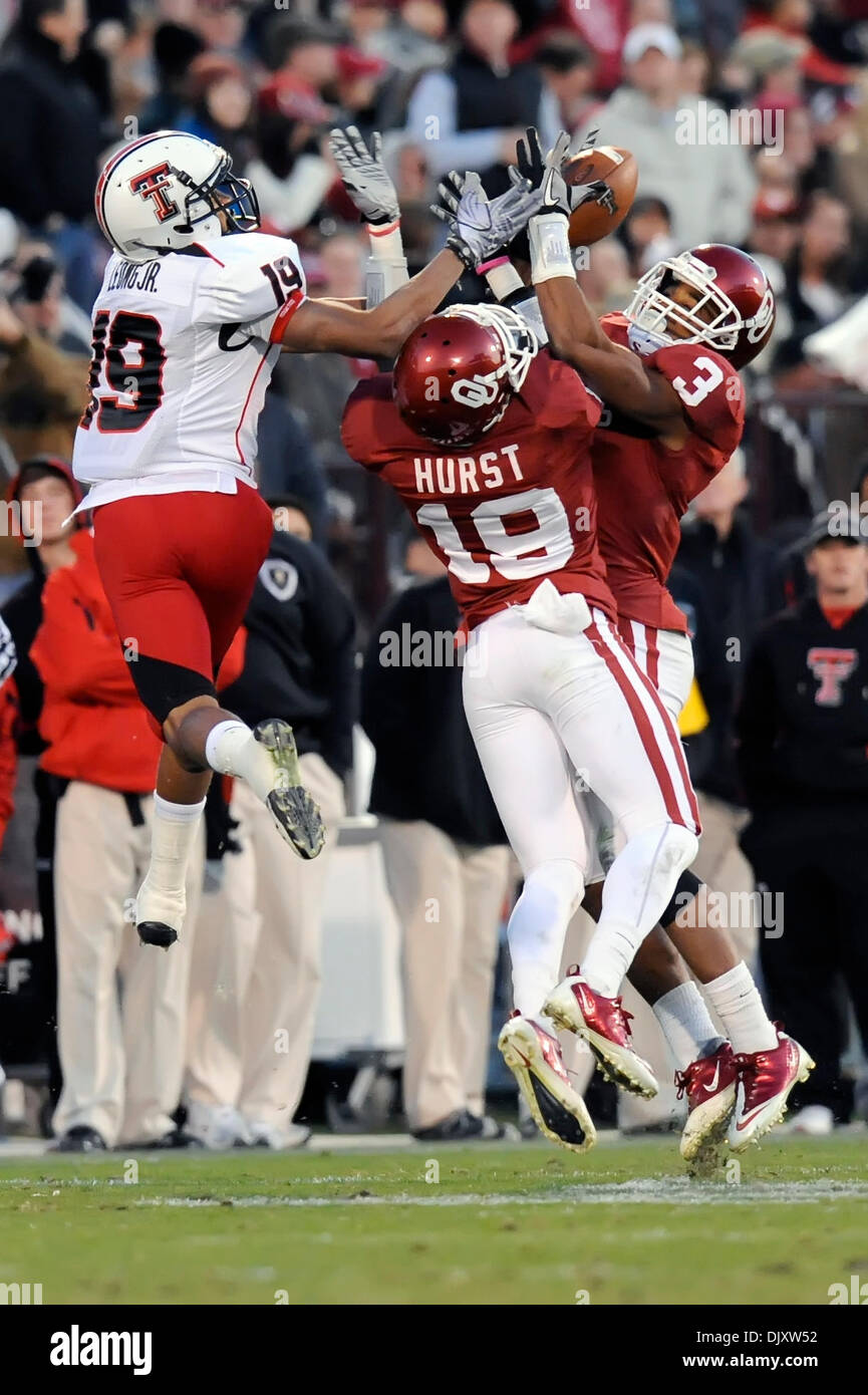 13 novembre 2010 - Norman, Oklahoma, United States of America - Oklahoma Sooners Jonathan évoluait Nelson (3) va jusqu'à l'interception au quatrième trimestre, l'Oklahoma Sooners # 19 la route Texas Tech Red Raiders 45-7 au Memorial Stadium à Norman, Oklahoma. (Crédit Image : © Steven Leija/global/ZUMApress.com) Southcreek Banque D'Images