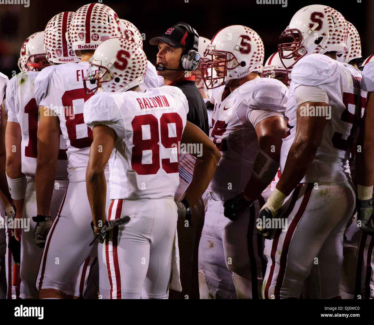 13 novembre 2010 : l'entraîneur-chef Jim Harbaugh Stanford pendant un match de football entre les NCAA Arizona State Sun Devils de l'Université de Stanford et le Cardinal à Sun Devil Stadium de Tempe, Arizona, remporté par le Cardinal, 17-13.(Image Crédit : © Max Simbron/Cal/ZUMApress.com) Media Sport Banque D'Images