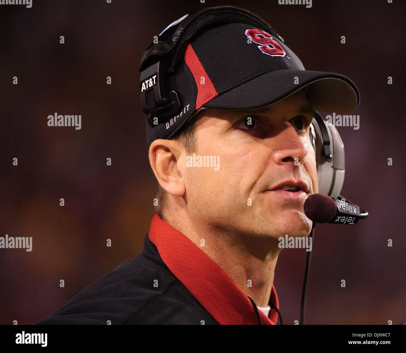 13 novembre 2010 : l'entraîneur-chef Jim Harbaugh Stanford pendant un match de football entre les NCAA Arizona State Sun Devils de l'Université de Stanford et le Cardinal à Sun Devil Stadium de Tempe, Arizona, remporté par le Cardinal, 17-13.(Image Crédit : © Max Simbron/Cal/ZUMApress.com) Media Sport Banque D'Images