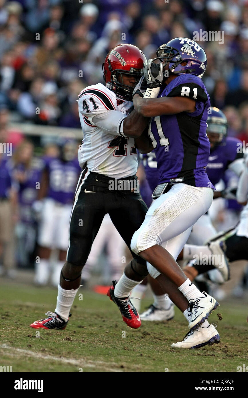 13 novembre 2010 - Fort Worth, Texas, États-Unis d'Amérique - TCU Horned Frogs wide receiver Alonzo Adams # 81batailles San Diego State Aztecs arrière défensif Khalid Stevens # 41. TCU bat San Diego State 40-35 au stade Amon G. Carter. (Crédit Image : © Andrew Dieb/global/ZUMApress.com) Southcreek Banque D'Images