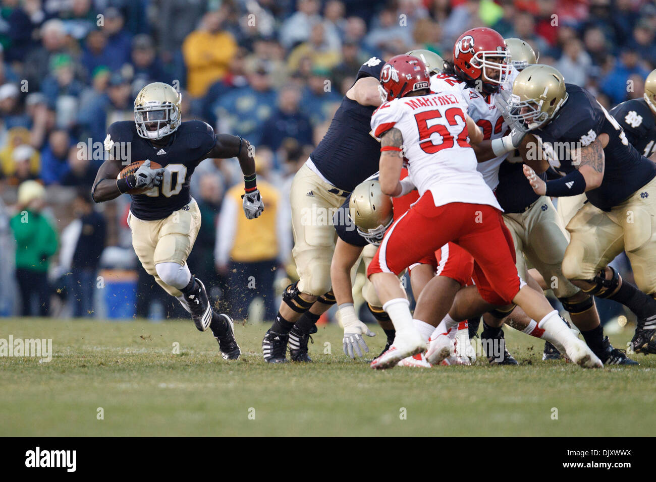 13 novembre 2010 - South Bend, Indiana, États-Unis d'Amérique - Notre Dame tailback Cierre (# 20) coupe l'attaquer à exécuter au cours de NCAA football match entre Utah et Notre Dame. La Cathédrale Notre Dame Fighting Irish défait les Utah Utes 28-3 en match au stade Notre-dame à South Bend, Indiana. (Crédit Image : © John Mersits/ZUMApress.com) Southcreek/mondial Banque D'Images