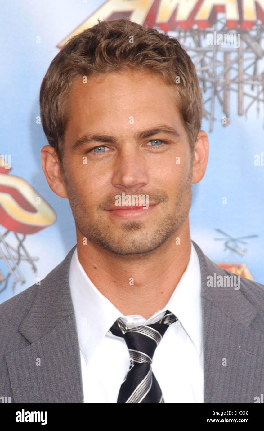 30 novembre 2013 - Fichier - PAUL WALKER, un acteur peut-être mieux connu pour ses rôles dans les 'Fast and Furious' films est mort aujourd'hui dans un accident de voiture. Il avait 40 ans. Los Angeles County Sheriff a trouvé une voiture en flammes lorsqu'ils ont répondu à un rapport de collision dans la communauté de Valence deux personnes qui ont été trouvés dans la voiture ont été déclaré mort à la scène, Walker d'être un passager dans la voiture d'un ami, l'accident est survenu en raison de la vitesse. Sur la photo : May 04, 2005 ; Los Angeles, Californie, États-Unis - l'acteur Paul Walker à la 2005 MTV Movie Awards tenue au Shrine Auditorium. (Crédit Imag Banque D'Images