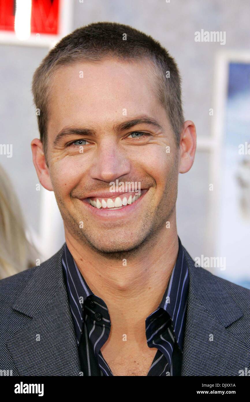 30 novembre 2013 - Fichier - PAUL WALKER, un acteur peut-être mieux connu pour ses rôles dans les 'Fast and Furious' films est mort aujourd'hui dans un accident de voiture. Il avait 40 ans. Los Angeles County Sheriff a trouvé une voiture en flammes lorsqu'ils ont répondu à un rapport de collision dans la communauté de Valence deux personnes qui ont été trouvés dans la voiture ont été déclaré mort à la scène, Walker d'être un passager dans la voiture d'un ami, l'accident est survenu en raison de la vitesse. Sur la photo : le 3 mars 2006 - Hollywood, Los Angeles, États-Unis - Paul Walker à '8' ci-dessous première mondiale. Banque D'Images