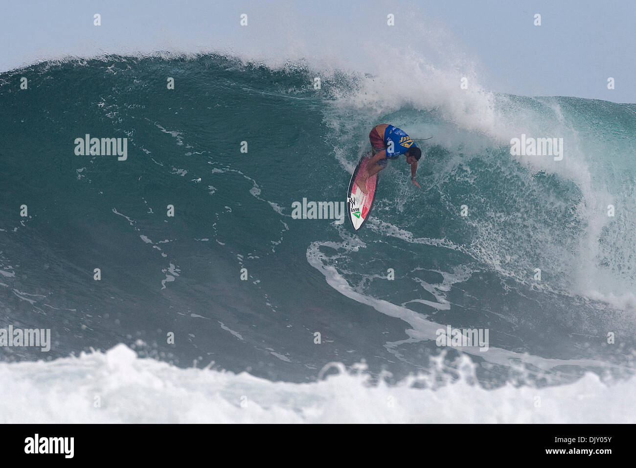 Nov 15, 2010 - Haleiwa, Hawaii, États-Unis - SEAN MOODY (North Shore, Hawaii) avancée dans la prochaine ronde de la Reef Hawaiian Pro après avoir affiché l'un des top 3 de la chaleur plus totaux sur le premier jour de la compétition. Moody posté un total de 16,33 (sur un total possible de 20) au cours de la deuxième ronde. Le Vans Triple Crown de surf se compose de trois hommes et trois femmes professionnelles d'événements surf t Banque D'Images