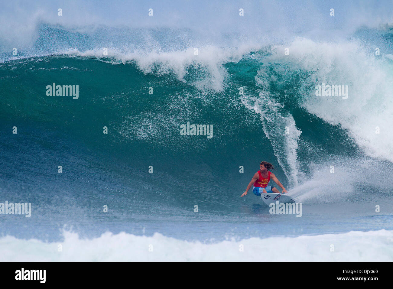 Nov 15, 2010 - Haleiwa, Hawaii, États-Unis - 1999 Champion du Monde ASP MARK OCCHILUPO' 'OCCY (Coolangatta, Gold Coast, Australie) ont relevé le défi d'une des plus passionnantes de la chauffe Reef Hawaiian Pro aujourd'hui, en mettant sur une performance phénoménale pendant le récif le choc des légendes à Alii Beach Park, Haleiwa, aujourd'hui. Le Vans Triple Crown de surf se compose de trois hommes et trois femmes Banque D'Images