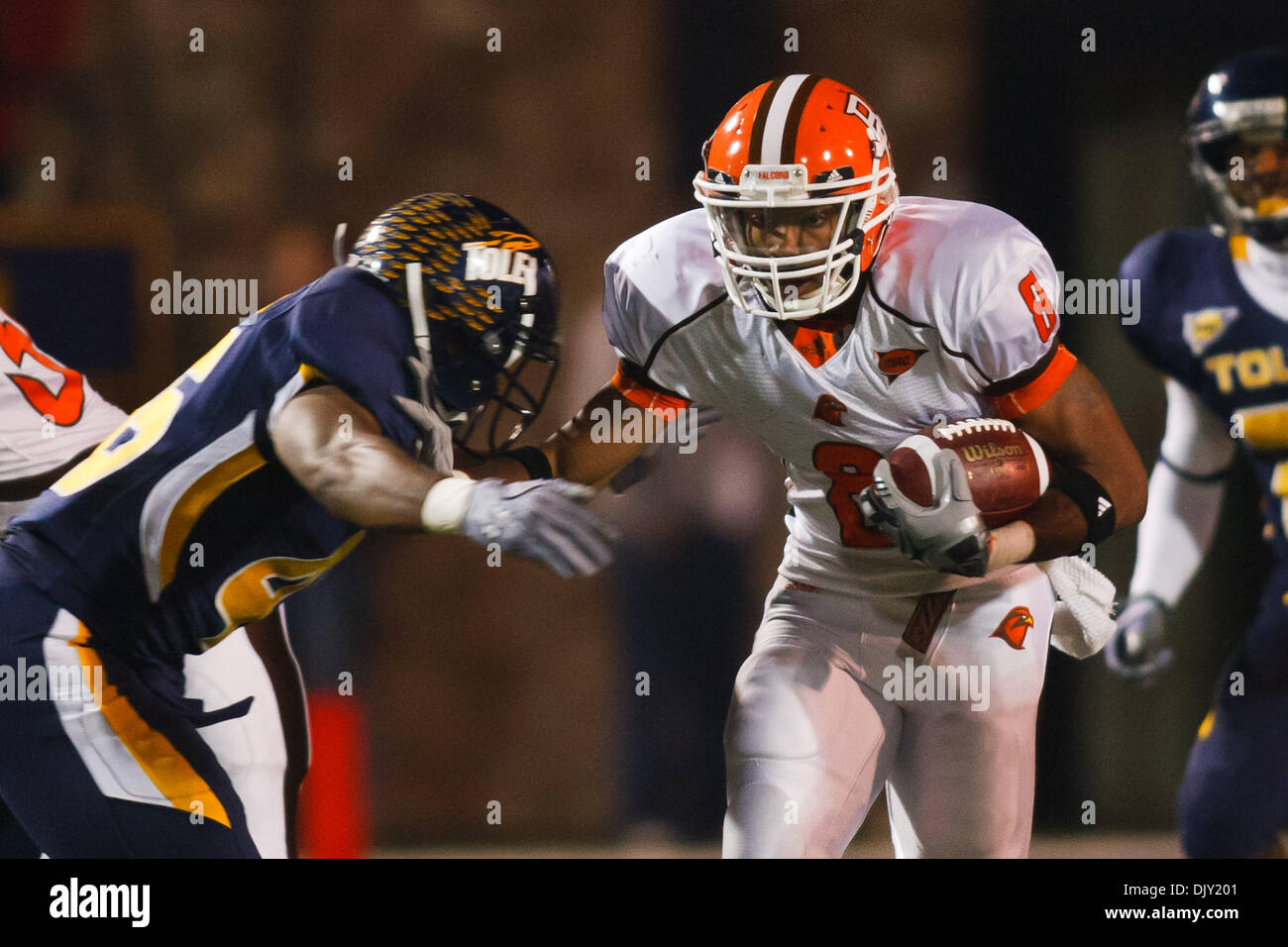 17 novembre 2010 - Toledo, Ohio, États-Unis d'Amérique - Bowling Green Falcons wide receiver Tyrone Pronty (# 8) au cours du deuxième trimestre, action de jeu. Tolède défait arch-rival Bowling Green 33-14 à la Cuvette en verre à Toledo, Ohio dans le combat annuel pour le calumet de la paix. (Crédit Image : © Scott Grau/ZUMApress.com) Southcreek/mondial Banque D'Images