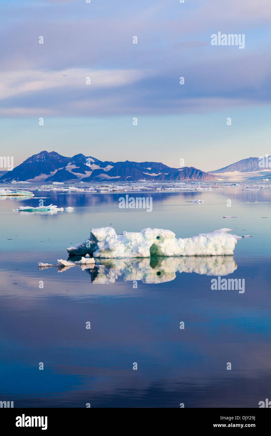 Coucher du soleil dans l'Arctique, le Groenland Scoresbysund Banque D'Images