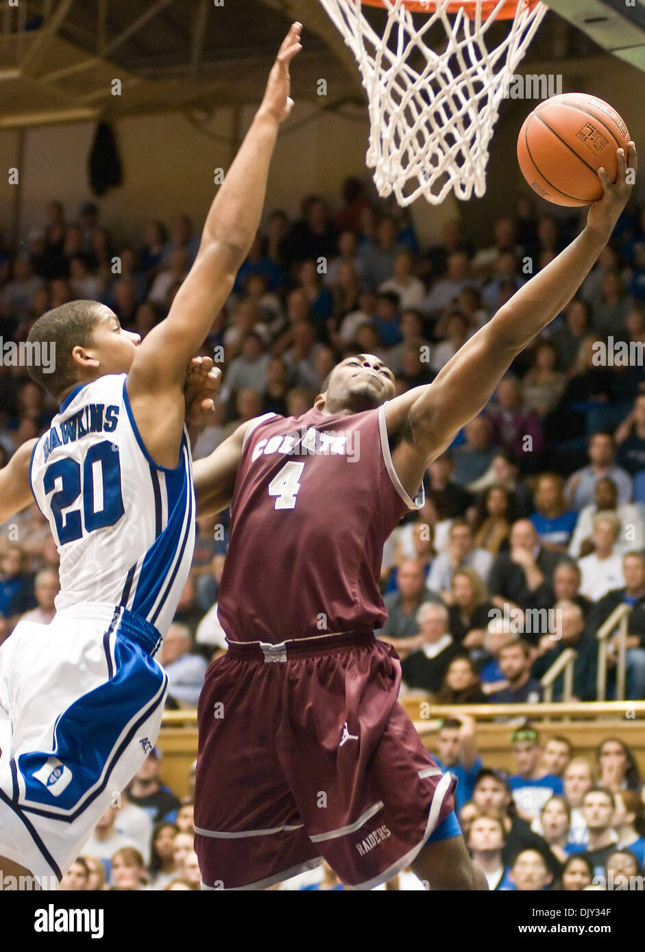 19 novembre 2010 - Durham, Caroline du Nord, États-Unis d'Amérique - Duke Blue Devils guard Andre Dawkins (20) et Colgate Raiders guard Chad Johnson (4) bataille à l'intérieur. 110-58 Colgate bat Duke à Cameron Indoor Stadium Durham NC (Image Crédit : © Mark Abbott Global/ZUMAPRESS.com)/Southcreek Banque D'Images