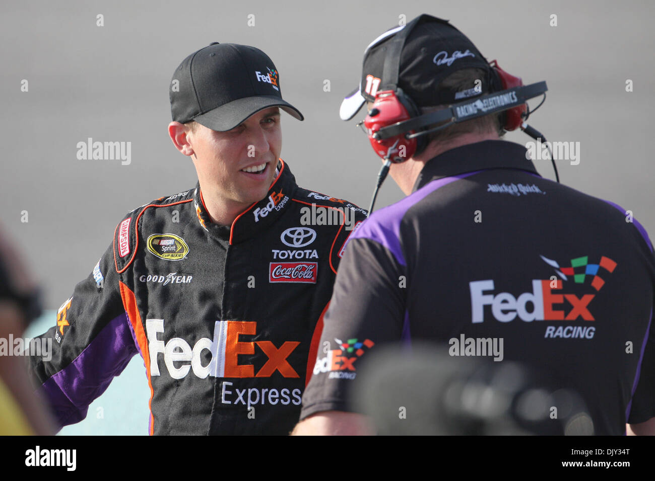 19 novembre 2010 - Homestead, Floride, États-Unis d'Amérique - Danny Hamlin parler avec son chef de l'équipe de Mike Ford avant ses tours de qualification pour la NASCAR Sprint Cup Series Ford 400 à Homestead Miami Speedway à Homestead, Floride. (Crédit Image : © Ben Hicks/ZUMAPRESS.com) Southcreek/mondial Banque D'Images