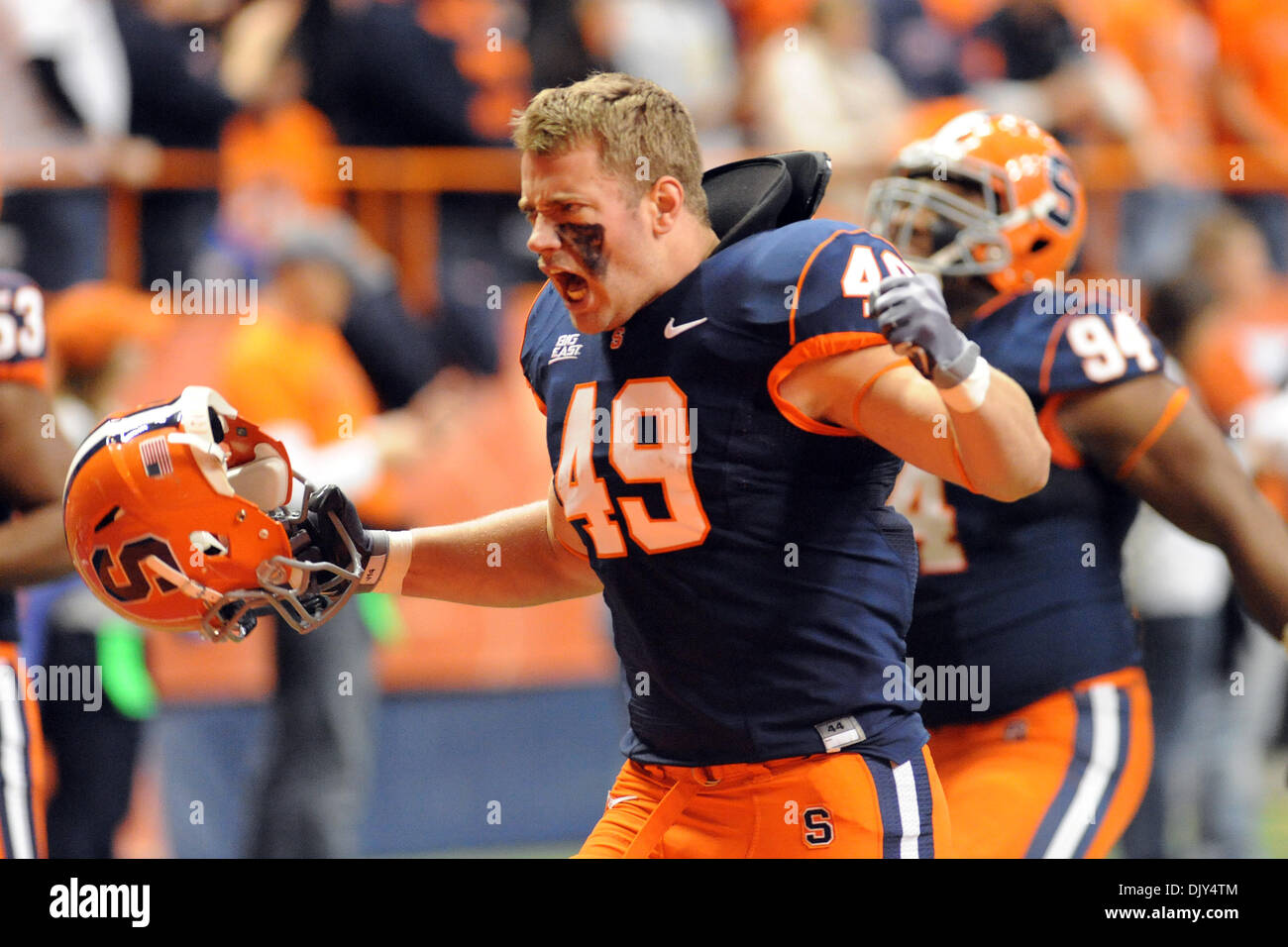 20 novembre 2010 - Syracuse, New York, United States of America - Syracuse Orange linebacker Adam Harris (49) courses sur le terrain que l'Orange se préparent à la bataille du Connecticut Huskies. Washington laisse Syracuse à la moitié d'un score de 10 à 3 au Carrier Dome à Syracuse, New York. (Crédit Image : © Michael Johnson/ZUMAPRESS.com) Southcreek/mondial Banque D'Images