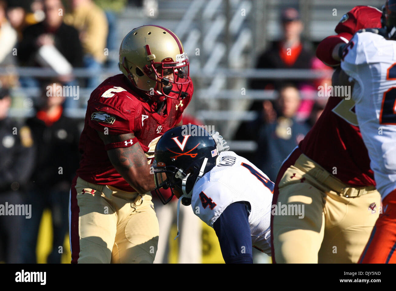 Le 20 novembre, 2010 - Boston, Massachusetts, États-Unis - Boston College Eagles running back Montel Harris (2) fait une coupe vers la droite pour éviter d'être abordé par Virginia Cavaliers coffre Rodney McLeod (4). Montel portait le Harris 24 football temps pour un total de 114 verges au sol et 1 touchdown dans le jeu. Le Boston College Eagles a défait l'Université de Virginia Cavaliers par un sc Banque D'Images