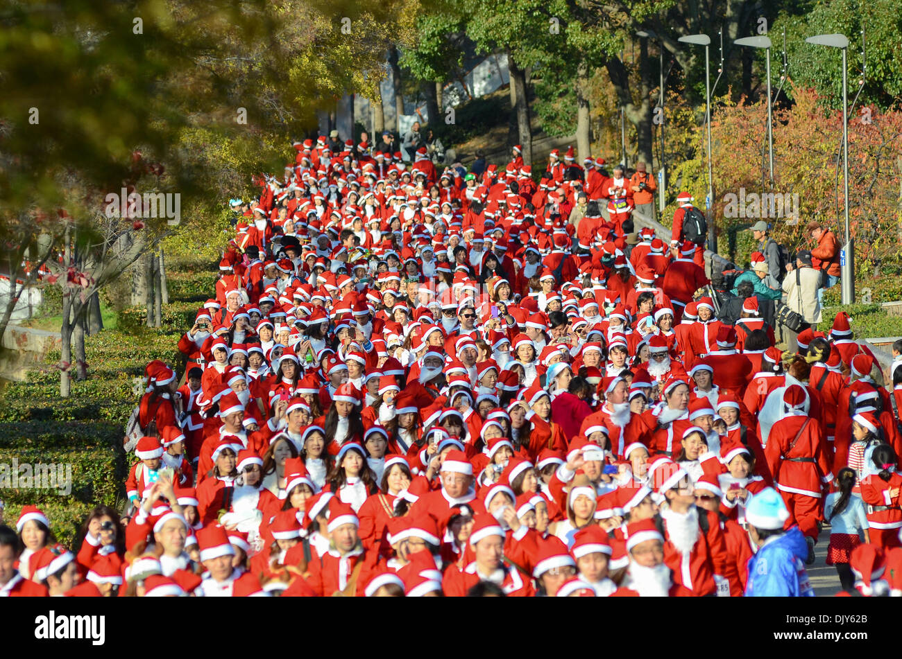 Osaka, Japon. 1er décembre 2013. Des milliers de gens habillés en Père Noël couronne à Osaka le dimanche pour un 2,5 km (4 km) fun run de récolter de l'argent pour acheter des jeux et jouets pour les enfants traités à l'Hôpital universitaire de la ville. Banque D'Images