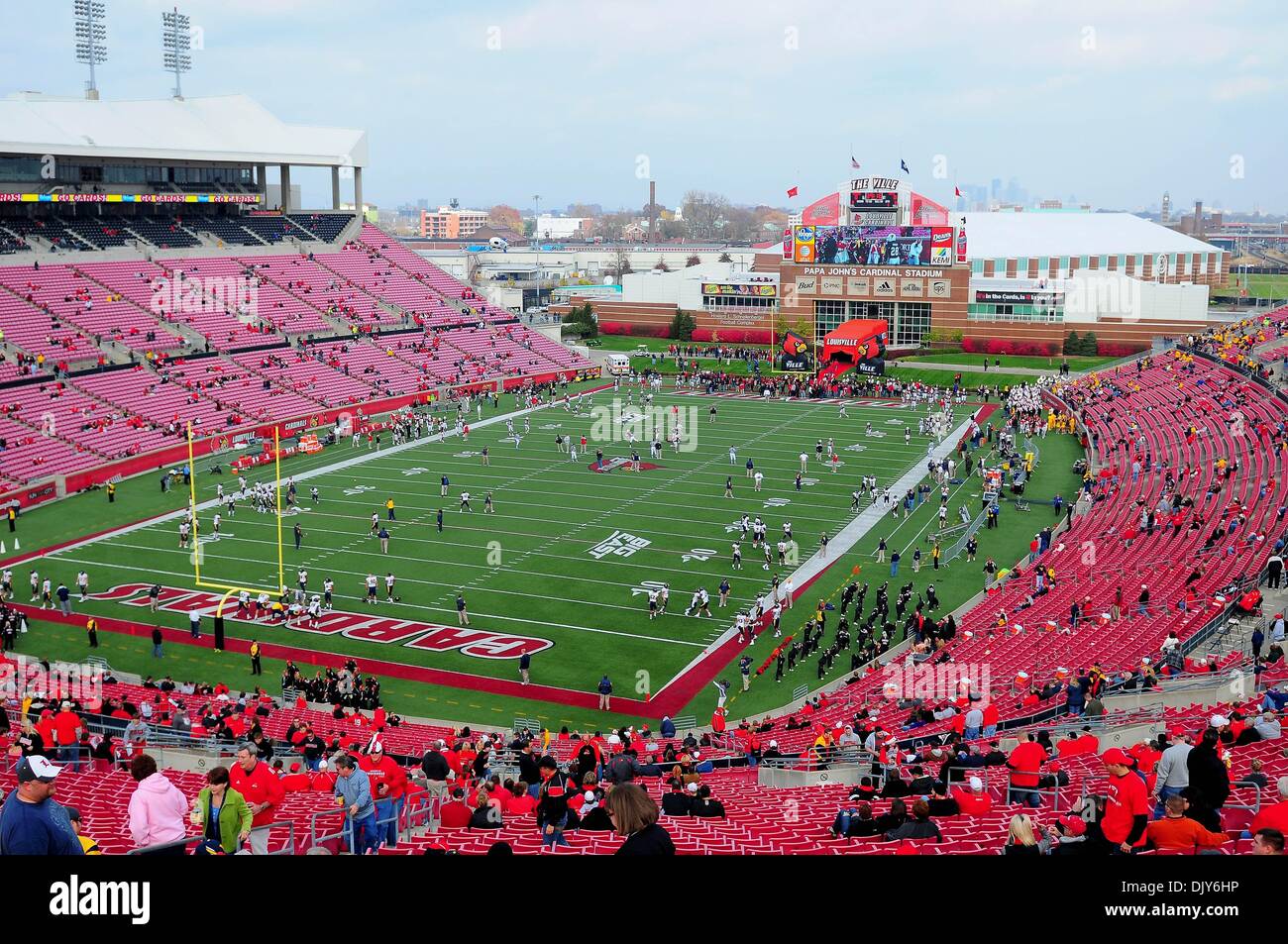 20 novembre 2010 - Louisville, Kentucky, États-Unis d'Amérique - Louisville Cardinals PaPa Johns Cardinal Stadium. West Virginia Mountaineers défait Louisville Cardinals 17 -10 à PaPa Johns Cardinal Stadium Louisville, Kentucky. (Crédit Image : © Scott Davis/ZUMAPRESS.com) Southcreek/mondial Banque D'Images