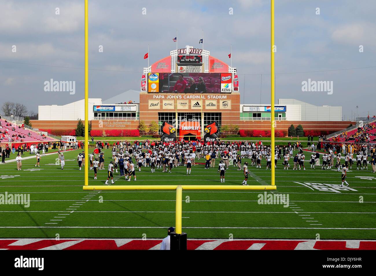 20 novembre 2010 - Louisville, Kentucky, États-Unis d'Amérique - Louisville Cardinals PaPa Johns Cardinal Stadium. West Virginia Mountaineers défait Louisville Cardinals 17 -10 à PaPa Johns Cardinal Stadium Louisville, Kentucky. (Crédit Image : © Scott Davis/ZUMAPRESS.com) Southcreek/mondial Banque D'Images