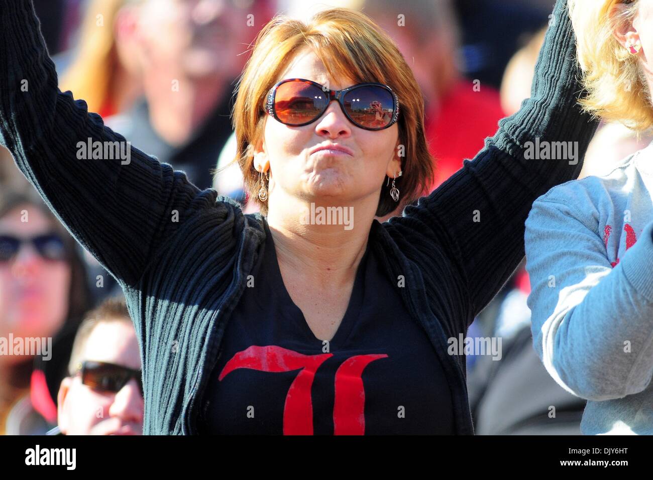 20 novembre 2010 - Louisville, Kentucky, États-Unis d'Amérique - Louisville Cardinals ventilateur pendant le jeu. West Virginia Mountaineers mène Louisville Cardinals 14 -10 à la mi PaPa Johns Cardinal Stadium Louisville, Kentucky. (Crédit Image : © Scott Davis/ZUMAPRESS.com) Southcreek/mondial Banque D'Images