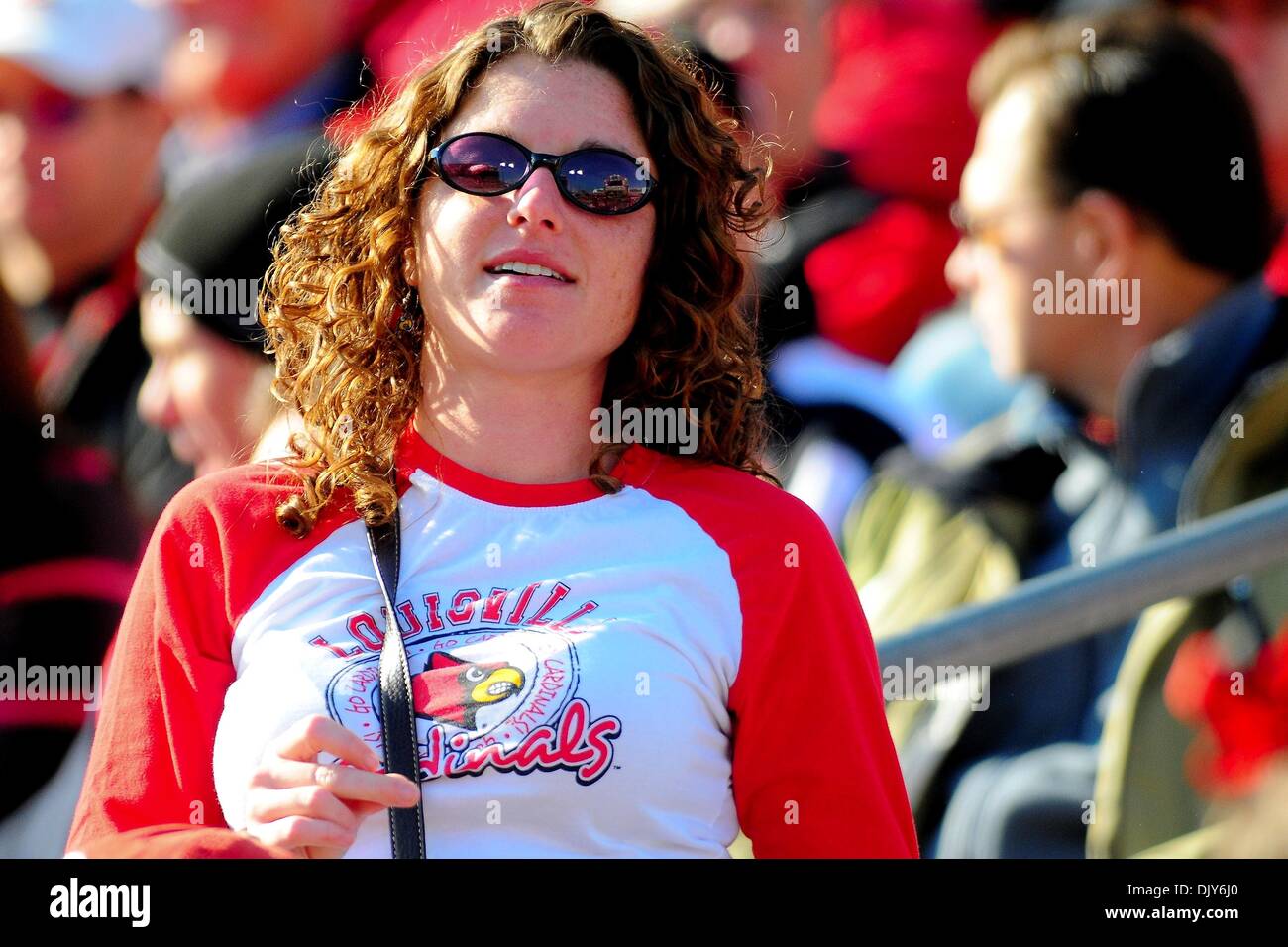 20 novembre 2010 - Louisville, Kentucky, États-Unis d'Amérique - Louisville Cardinals ventilateur pendant le jeu. West Virginia Mountaineers mène Louisville Cardinals 14 -10 à la mi PaPa Johns Cardinal Stadium Louisville, Kentucky. (Crédit Image : © Scott Davis/ZUMAPRESS.com) Southcreek/mondial Banque D'Images