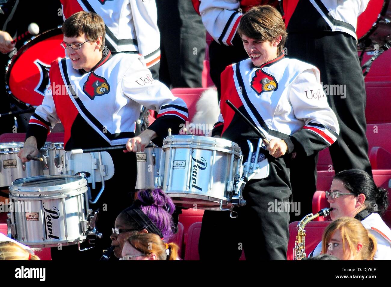 20 novembre 2010 - Louisville, Kentucky, États-Unis d'Amérique - Louisville Cardinals band pendant le jeu. West Virginia Mountaineers mène Louisville Cardinals 14 -10 à la mi PaPa Johns Cardinal Stadium Louisville, Kentucky. (Crédit Image : © Scott Davis/ZUMAPRESS.com) Southcreek/mondial Banque D'Images