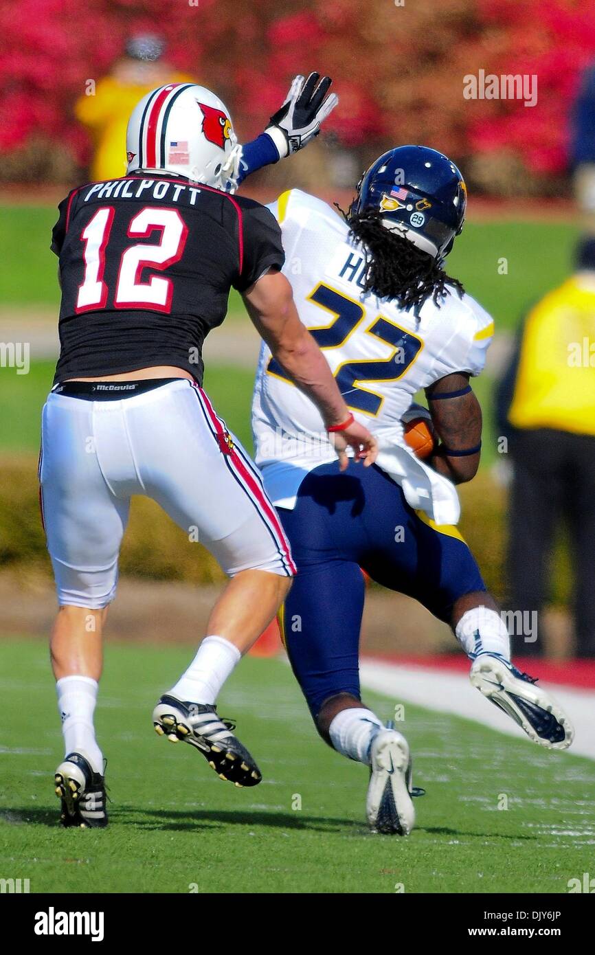 20 novembre 2010 - Louisville, Kentucky, États-Unis d'Amérique - Louisville Cardinals kicker Chris Philpott (12) pousse la West Virginia Mountaineers Brandon évoluait Hogan (22) en dehors des limites d'enregistrer un punt return pour une touche vers le bas pendant le jeu. West Virginia Mountaineers mène Louisville Cardinals 14 -10 à la mi PaPa Johns Cardinal Stadium Louisville, Kentucky. (Crédit de droit Banque D'Images