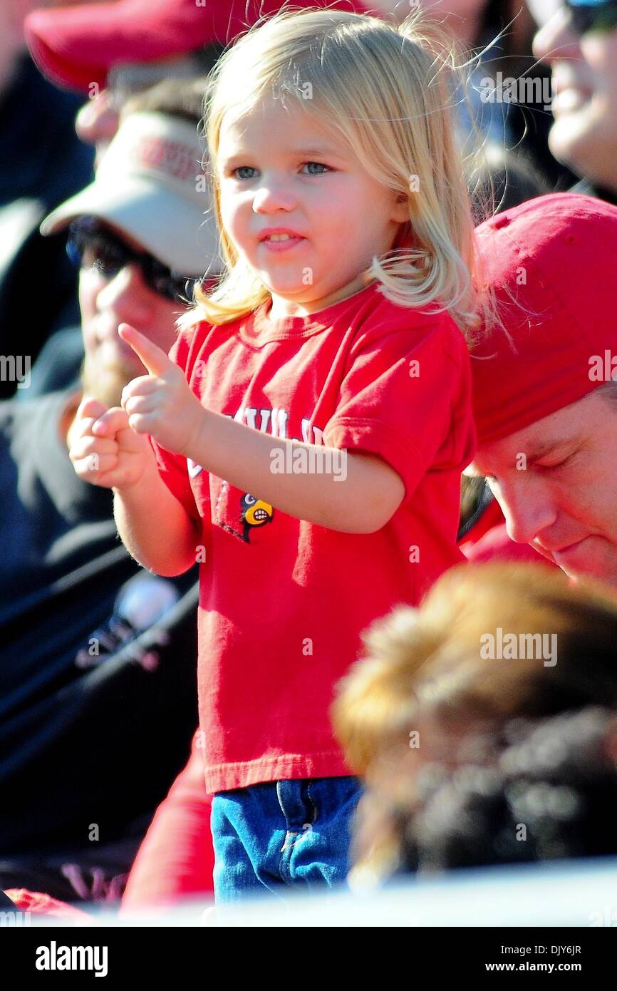 20 novembre 2010 - Louisville, Kentucky, États-Unis d'Amérique - Louisville Cardinals ventilateur pendant le jeu. West Virginia Mountaineers mène Louisville Cardinals 14 -10 à la mi PaPa Johns Cardinal Stadium Louisville, Kentucky. (Crédit Image : © Scott Davis/ZUMAPRESS.com) Southcreek/mondial Banque D'Images