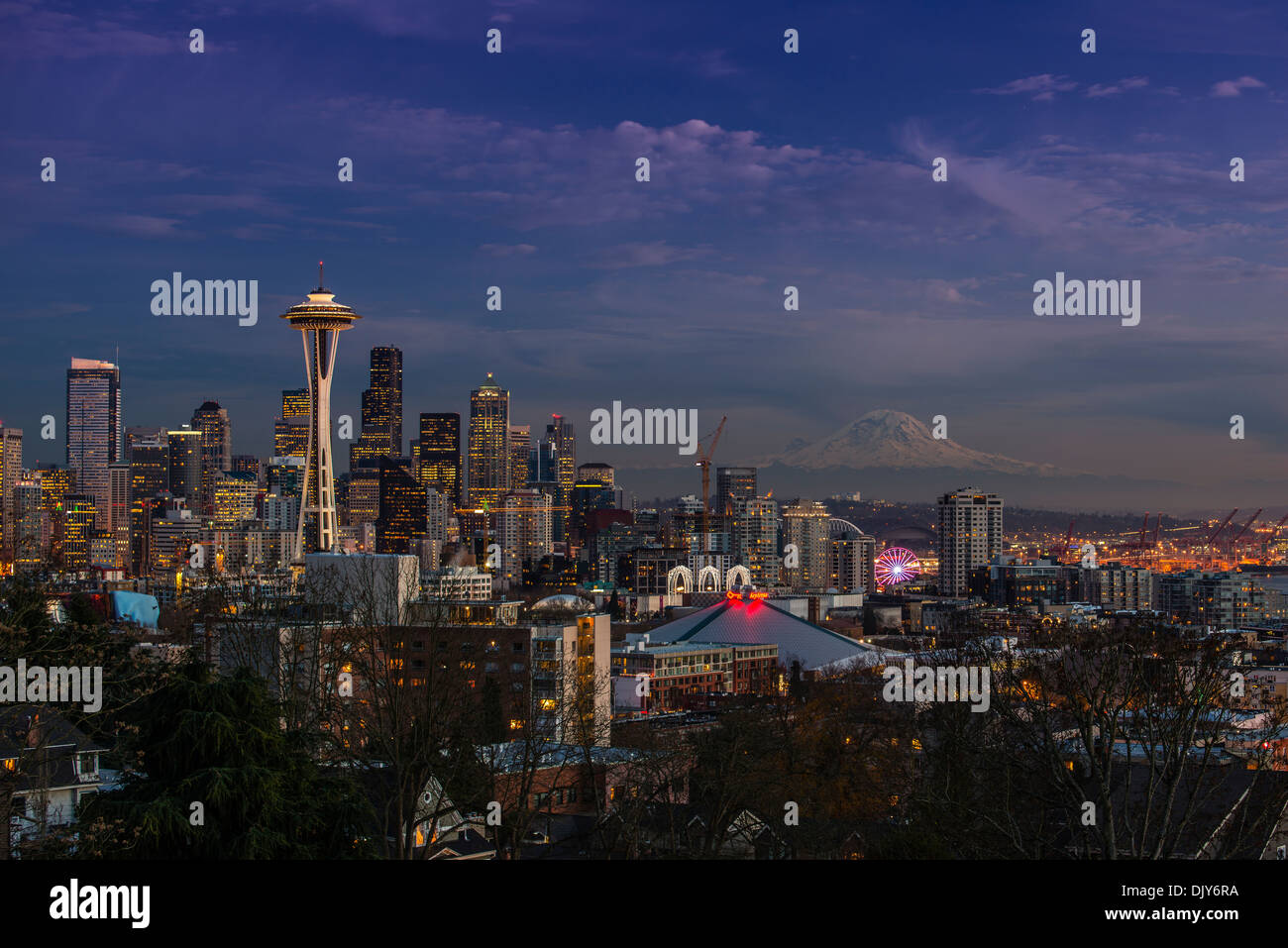 City skyline at Dusk avec Space Needle et le Mont Rainier derrière, Seattle, Washington, USA Banque D'Images