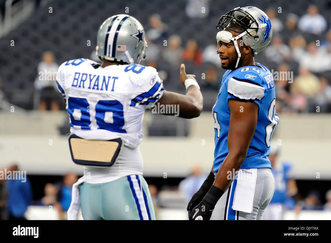 Le 21 novembre 2010 - Arlington, Texas, United States of America - Ancien Oklahoma State Cowboys Dallas Cowboys joueurs wide receiver Dez Bryant (88) et Detroit Lions tight end Brandon Pettigrew (84) s'engager dans un peu trash talking durant la chaude jeu ups comme Detroit Lions visiter les Dallas Cowboys au Cowboys Stadium à Arlington, au Texas. (Crédit Image : © Steven Leija/Southcreek Glob Banque D'Images