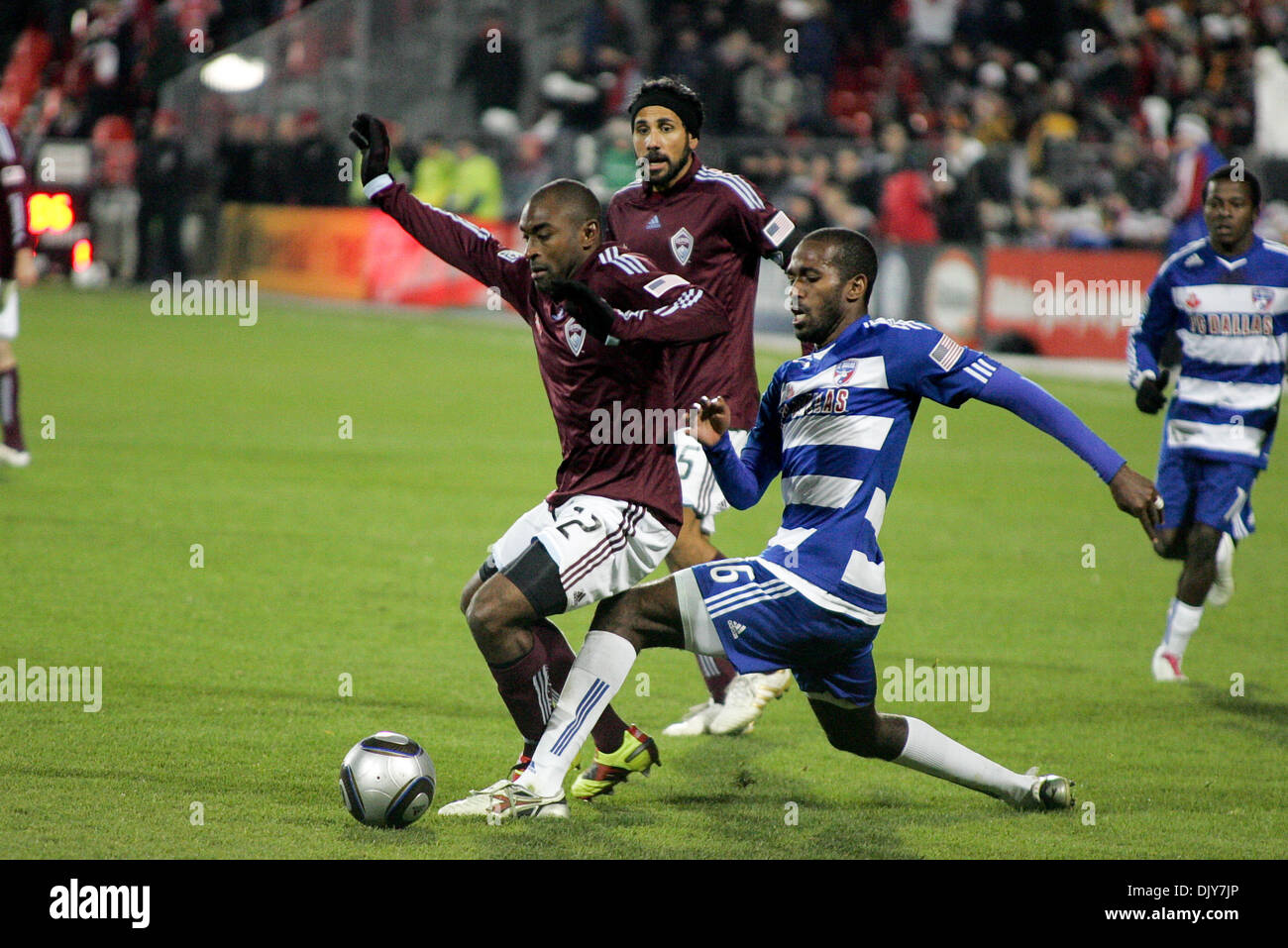 Le 21 novembre 2010 - Toronto, Ontario, Canada - FC Dallas defender (# 22) Marvell Wynne (L) et le milieu de terrain du Colorado Rapids (# 5) Jaïr Benitez (R) en action au cours de la seconde période. Le jeu a été joué au BMO Field à Toronto (Ontario).Le Colorado Rapids a battu FC Dallas 2-1 en prolongation pour remporter la MLS Cup. (Crédit Image : © Steve Southcreek Dormer/global/ZUMAPRESS.com) Banque D'Images